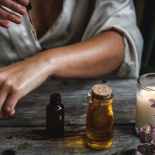 Il vostro hotel con spa vicino a Brunico Persona applica olio essenziale sul braccio con contagocce