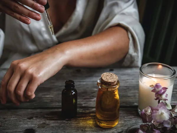 Il vostro hotel con spa vicino a Brunico Persona applica olio essenziale sul braccio con contagocce