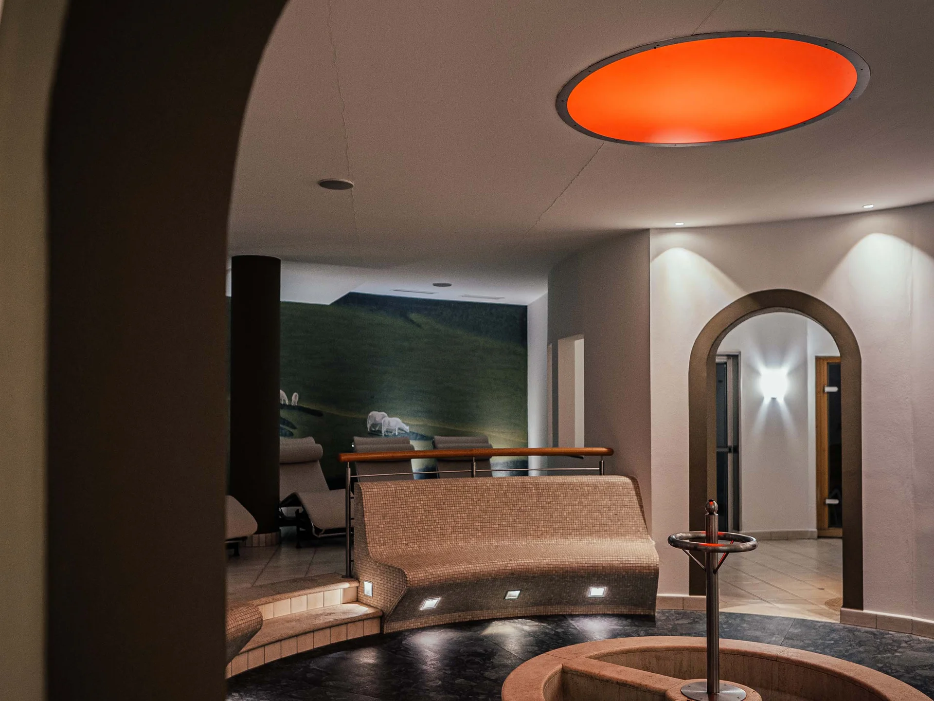 Il vostro hotel con spa vicino a Brunico Sala relax moderna con panca rotonda e fontana centrale