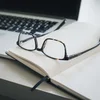 Seminarhotel in Südtirol | Tagen im Lodenwirt Brille auf offenem Notizbuch neben Laptop und Stift auf Schreibtisch
