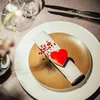 Acquistate un buono ristorante | Lodenwirt Vandoies Tavola apparecchiata romanticamente con decorazione a forma di cuore