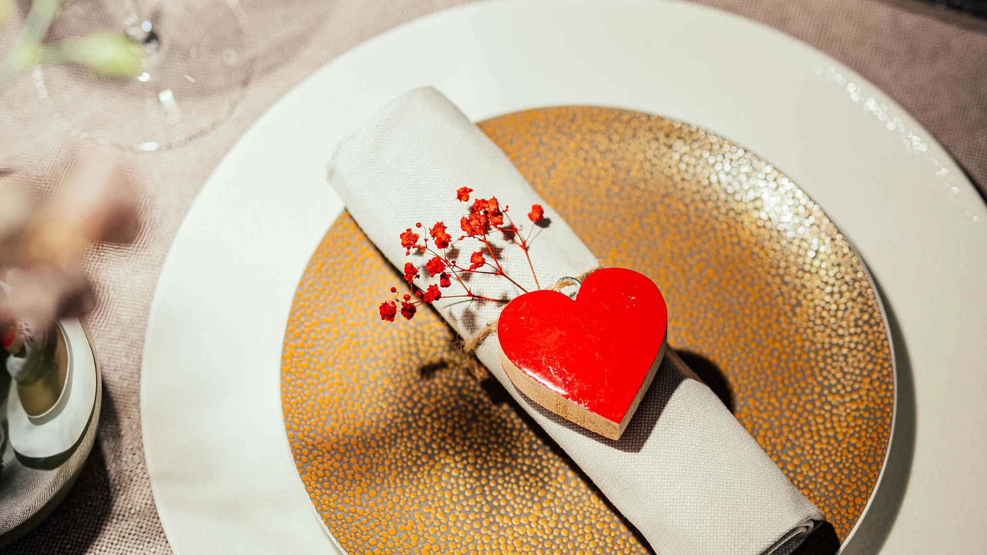 Tavola apparecchiata romanticamente con decorazione a forma di cuore
