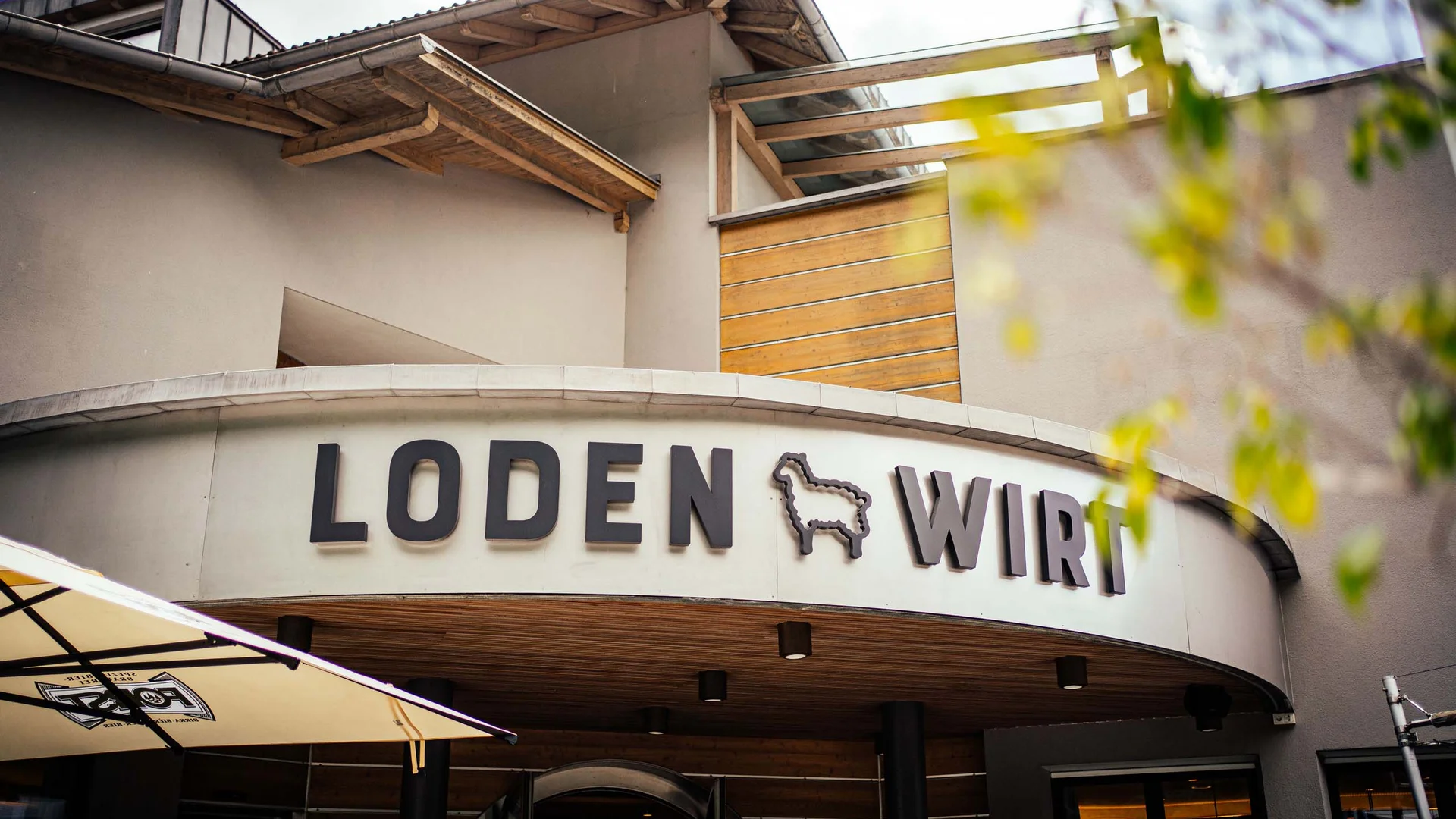 Residence Lodenwirt | Vacanza a Vandoies Ingresso di un edificio con la scritta Loden Wirt e un simbolo di pecora