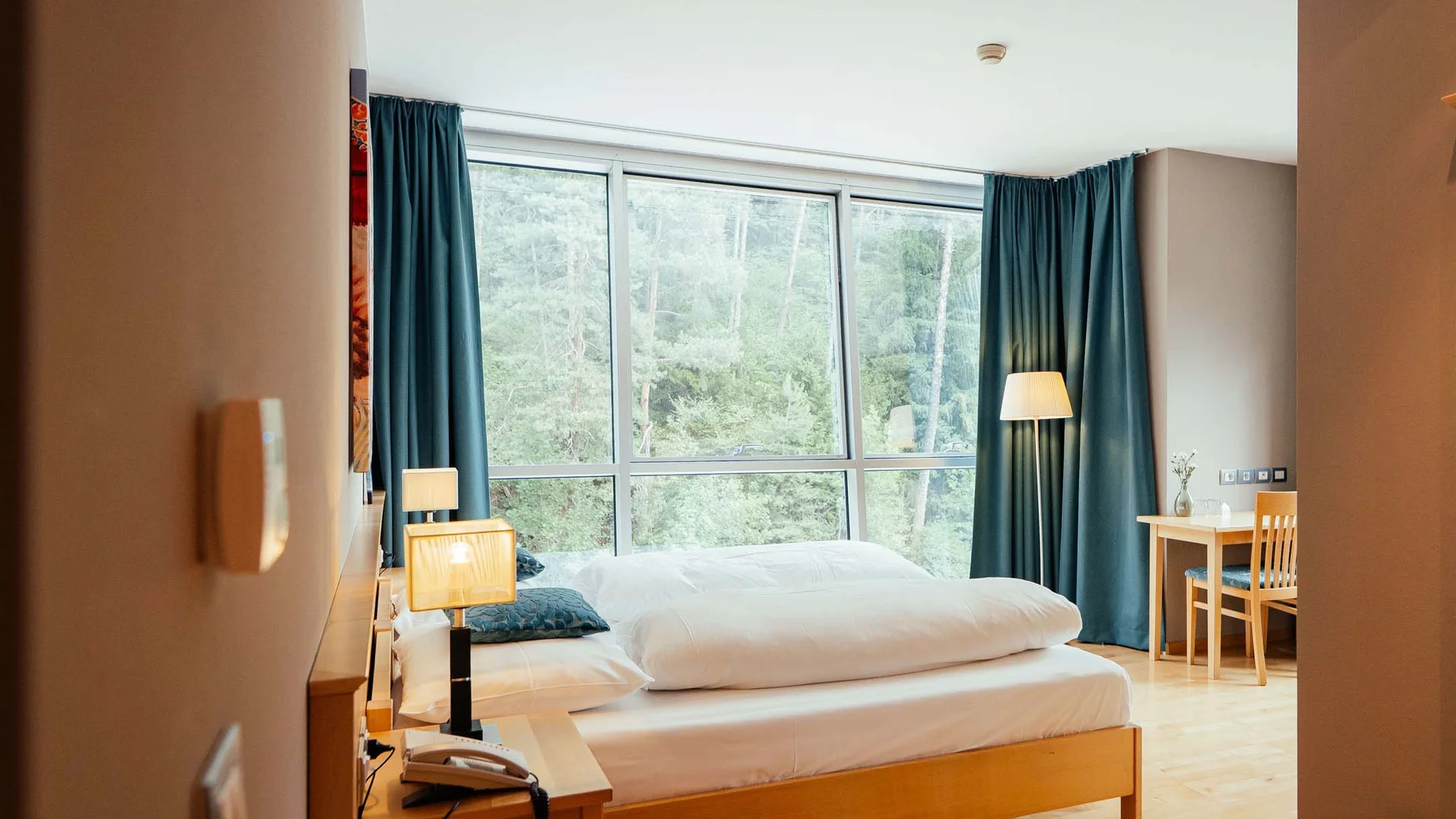 Residence Lodenwirt | Vacanza a Vandoies Camera d'hotel luminosa con grande finestra e vista sulla foresta