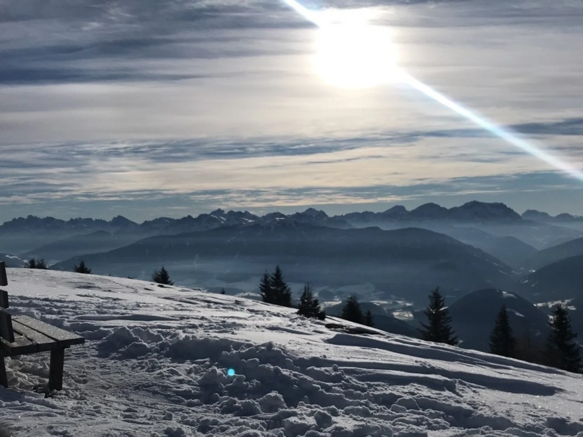Il Lodenwirt a Vandoies | Hotel, residence e ristorante Panchina di legno su un pendio innevato con vista sulle montagne illuminate dal sole