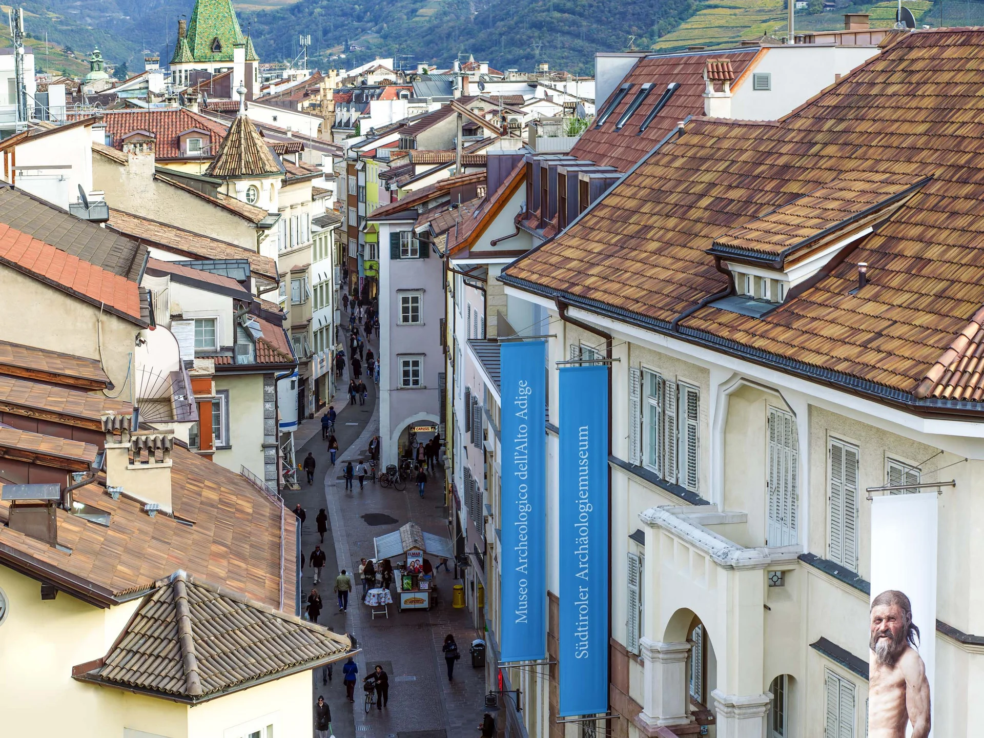 Le vostre vacanze in Val Pusteria Vista sul centro storico di Bolzano con tetti, vicoli e montagne sullo sfondo
