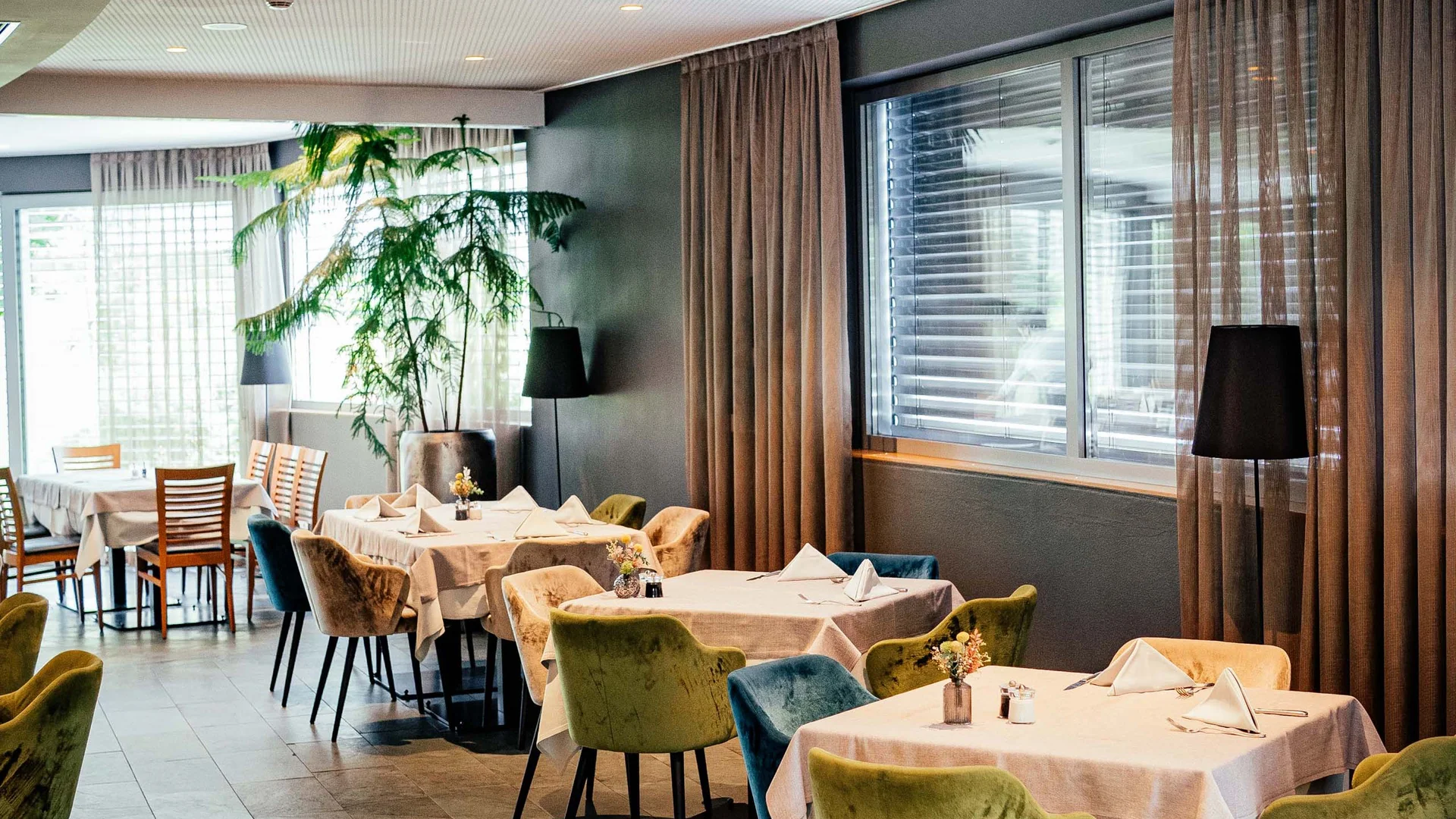 Ristorante moderno con tavoli apparecchiati e sedie colorate