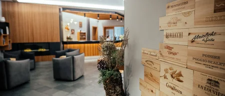 Moderne Hotellobby mit grauen Sesseln und Holzwanddekoration