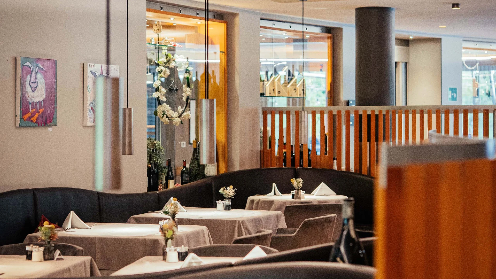 Ristorante elegante con tavoli apparecchiati e illuminazione moderna