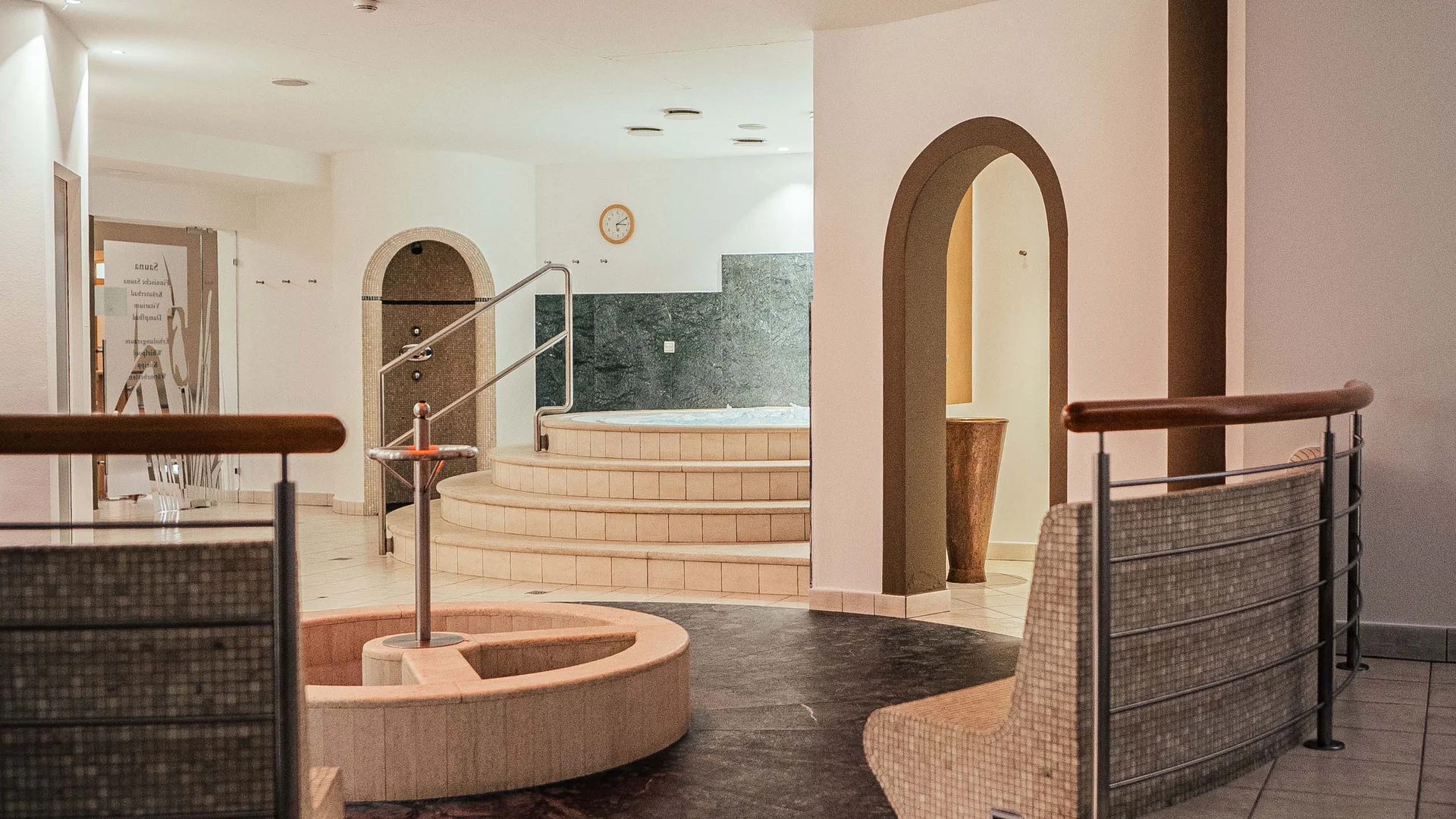 Il vostro hotel con spa vicino a Brunico Innenansicht eines modernen Wellnessbereichs mit Whirlpool und Sitzgelegenheiten