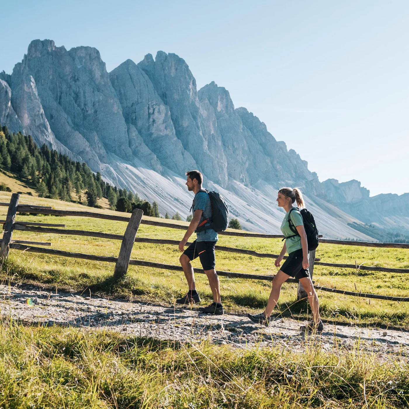 Le vostre vacanze in Val Pusteria Due escursionisti davanti a un’imponente montagna su un sentiero alpino