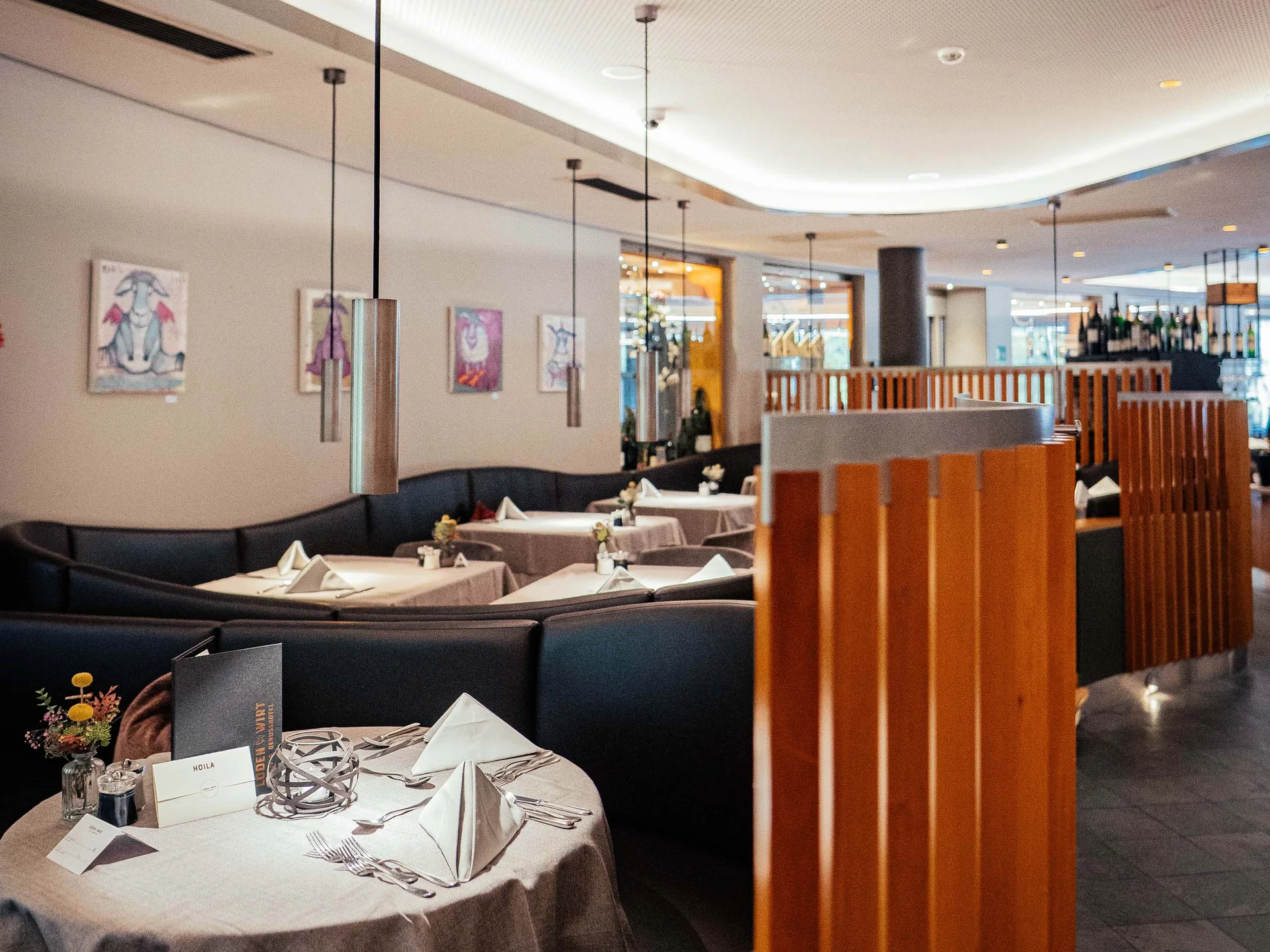 Elegantes Restaurant mit gedeckten Tischen und moderner Beleuchtung