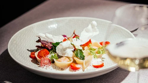 Offerte in Val Pusteria | Lodenwirt Vandoies Fein angerichtete Pasta mit Tomaten, Blättern und Schaum auf weißem Teller