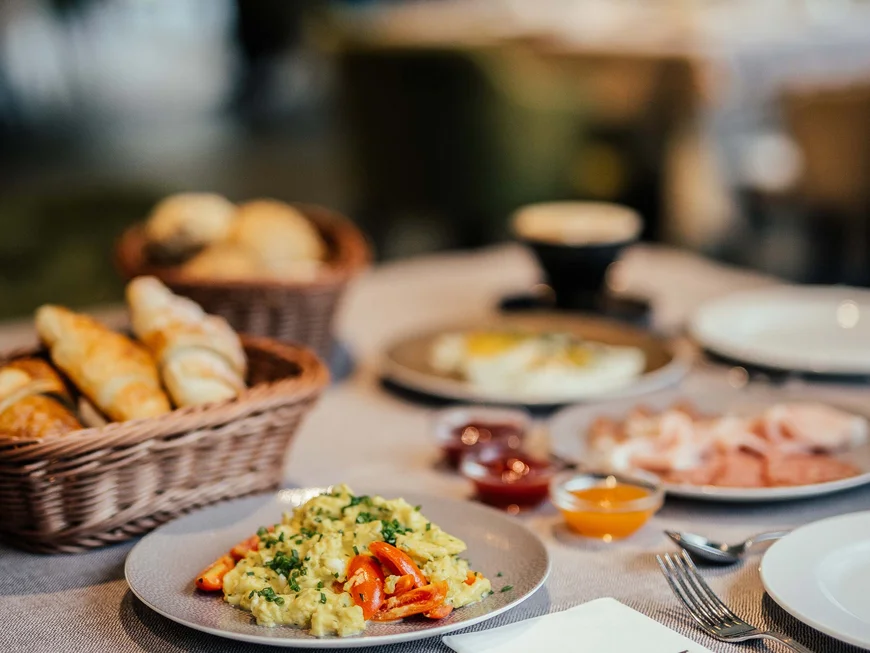 Residence Lodenwirt | Vacanza a Vandoies Frühstückstisch mit Rührei, Brötchen und Aufschnitt in einem Restaurant