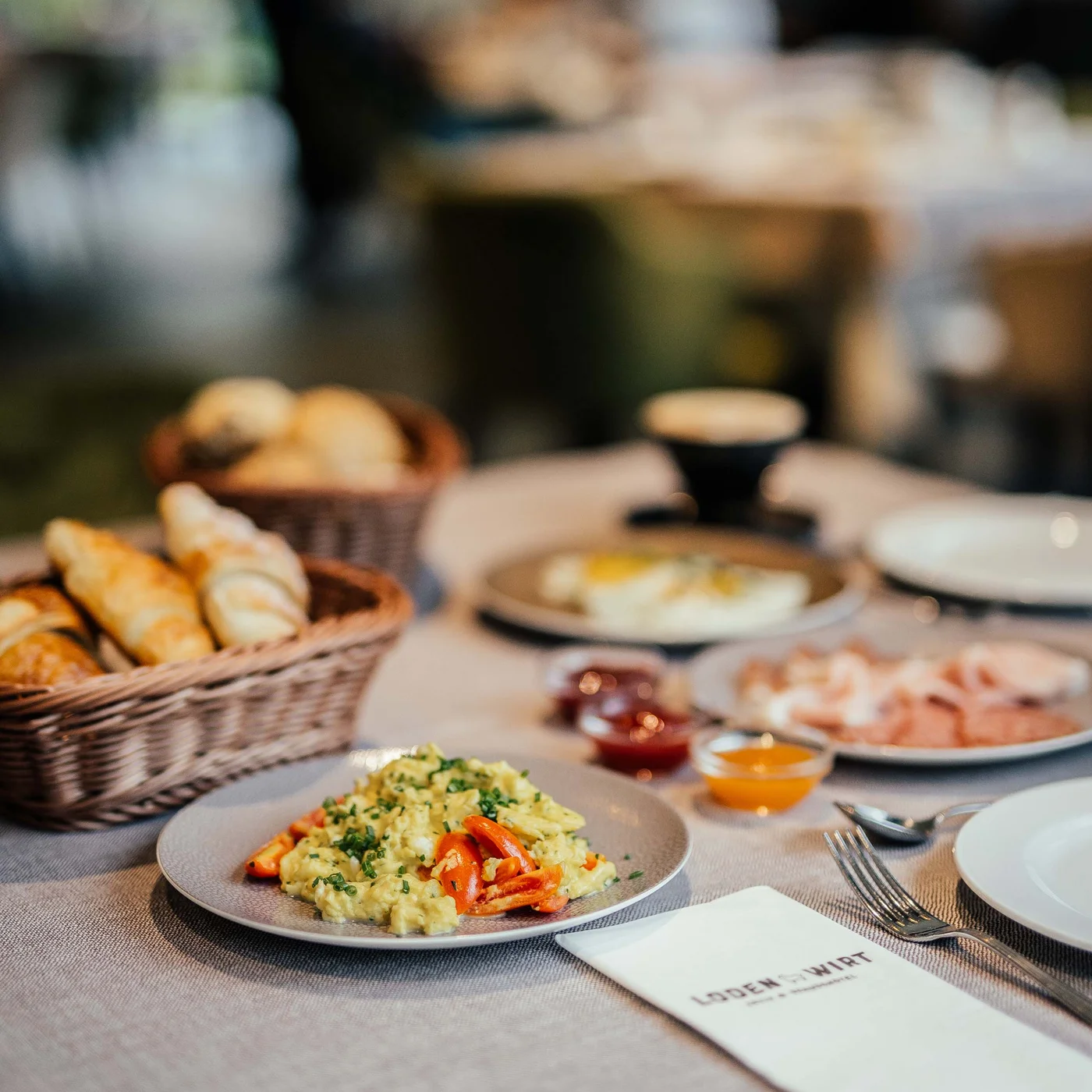 Residence Lodenwirt | Vacanza a Vandoies Frühstückstisch mit Rührei, Brötchen und Aufschnitt in einem Restaurant