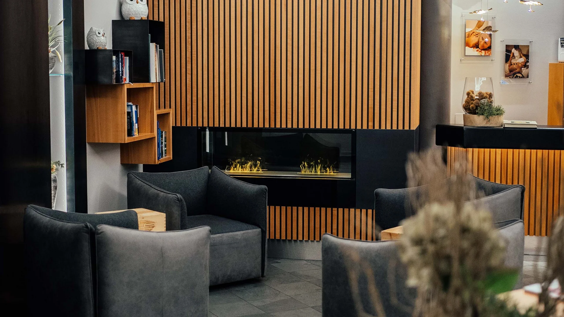 Gemütlicher Sitzbereich mit Kamin und Holzpaneelen in modernem Interieur