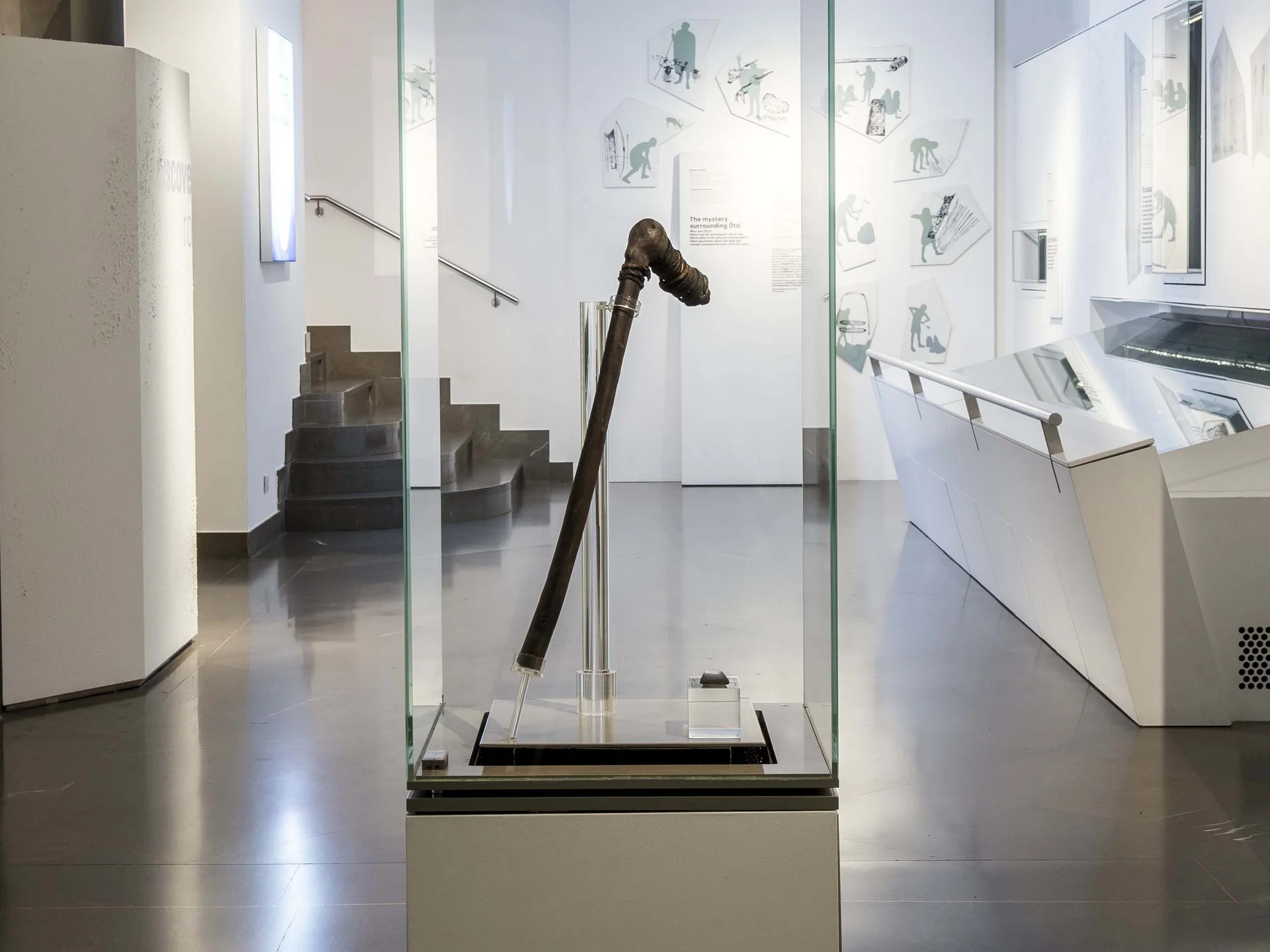 Le vostre vacanze in Val Pusteria Esposizione museale con bastone storico in una teca di vetro