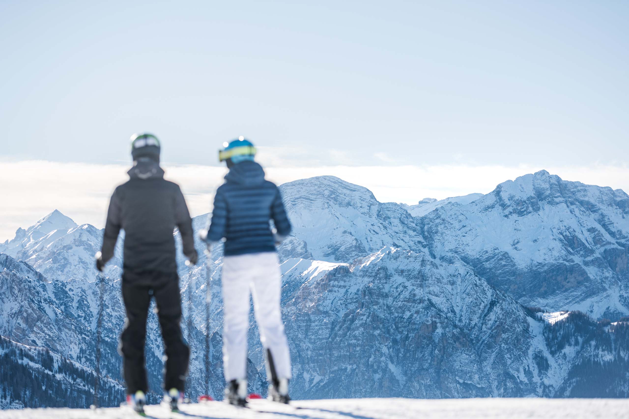 Due sciatori osservano le montagne innevate