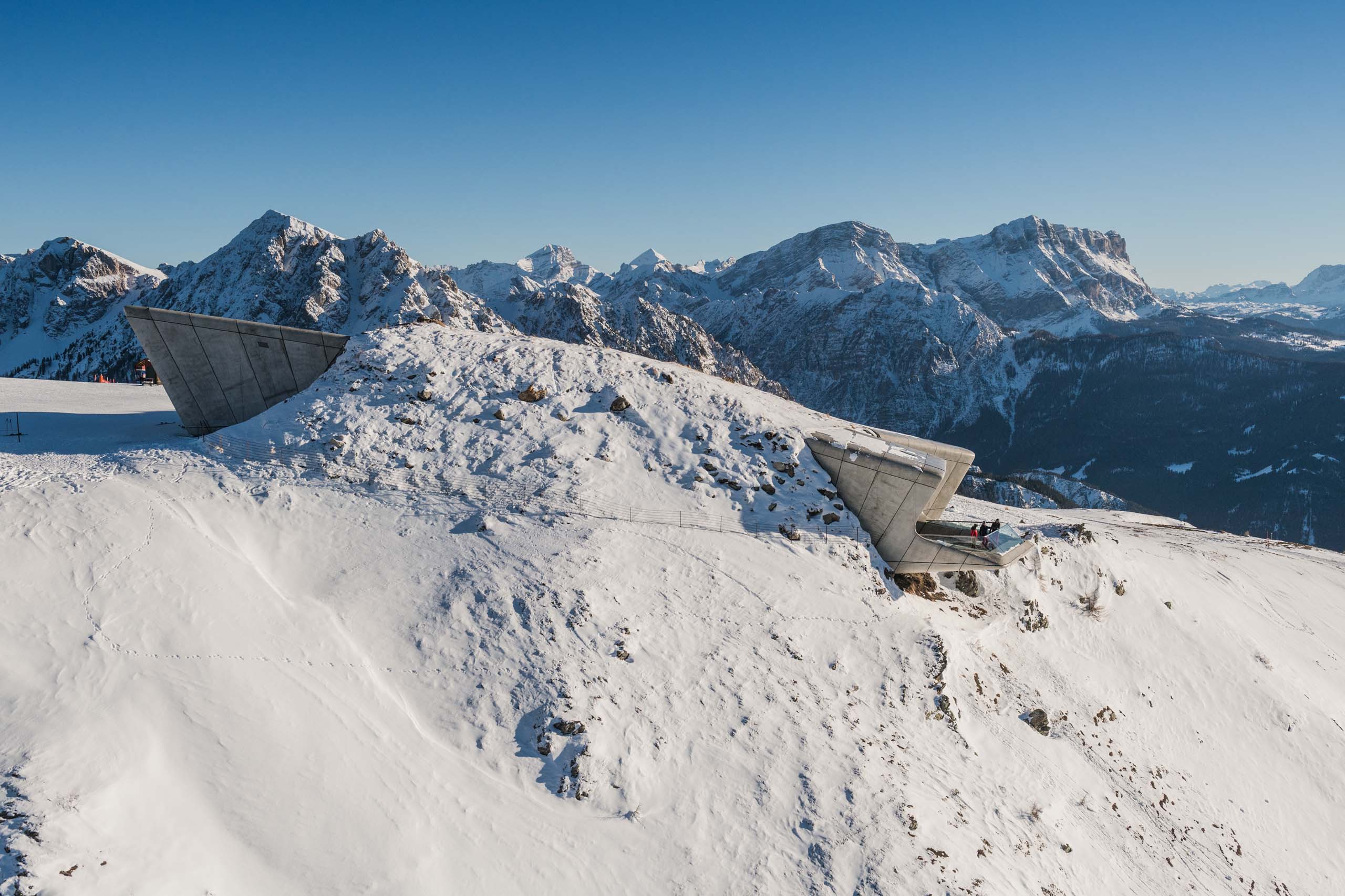 Montagna innevata con moderna piattaforma panoramica e vista sulle Alpi
